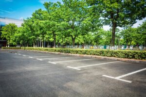 Leeg parkeerterrein camping